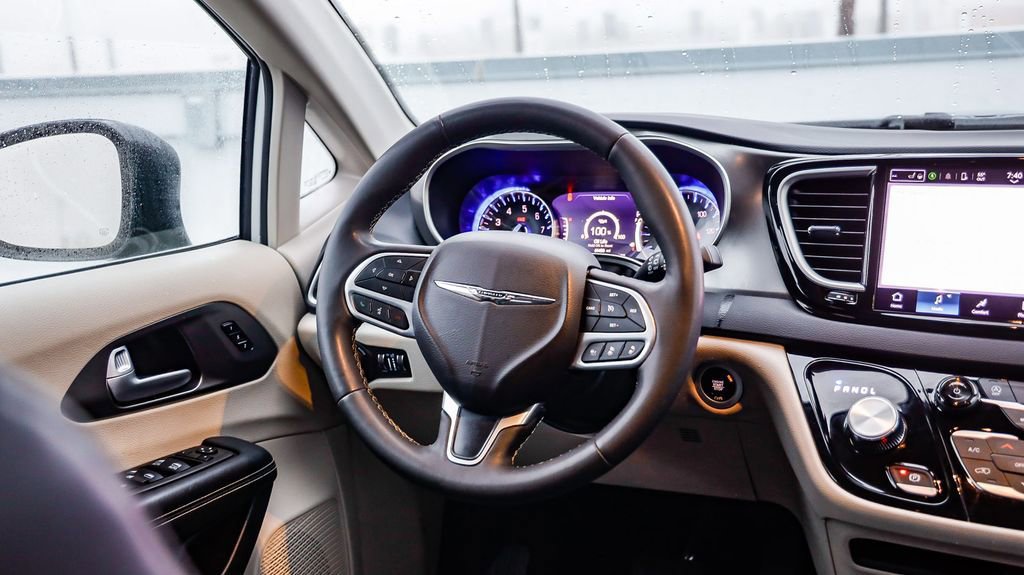 Certified 2024 Chrysler Pacifica Touring-L image 16