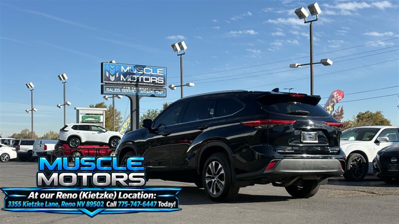 Used 2021 Toyota Highlander XLE AWD/4WD image 2