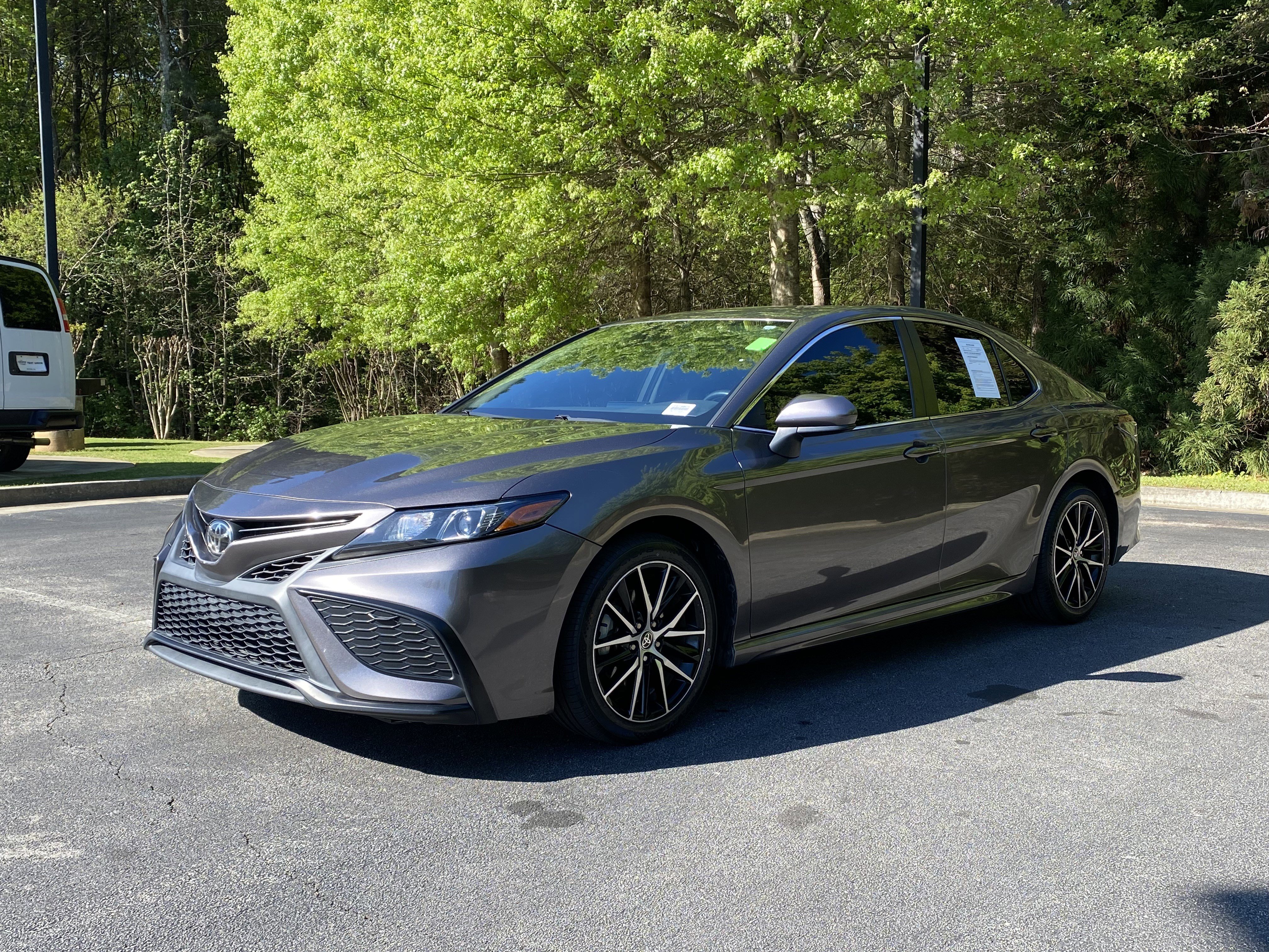 Used 2021 Toyota Camry SE FWD image 5