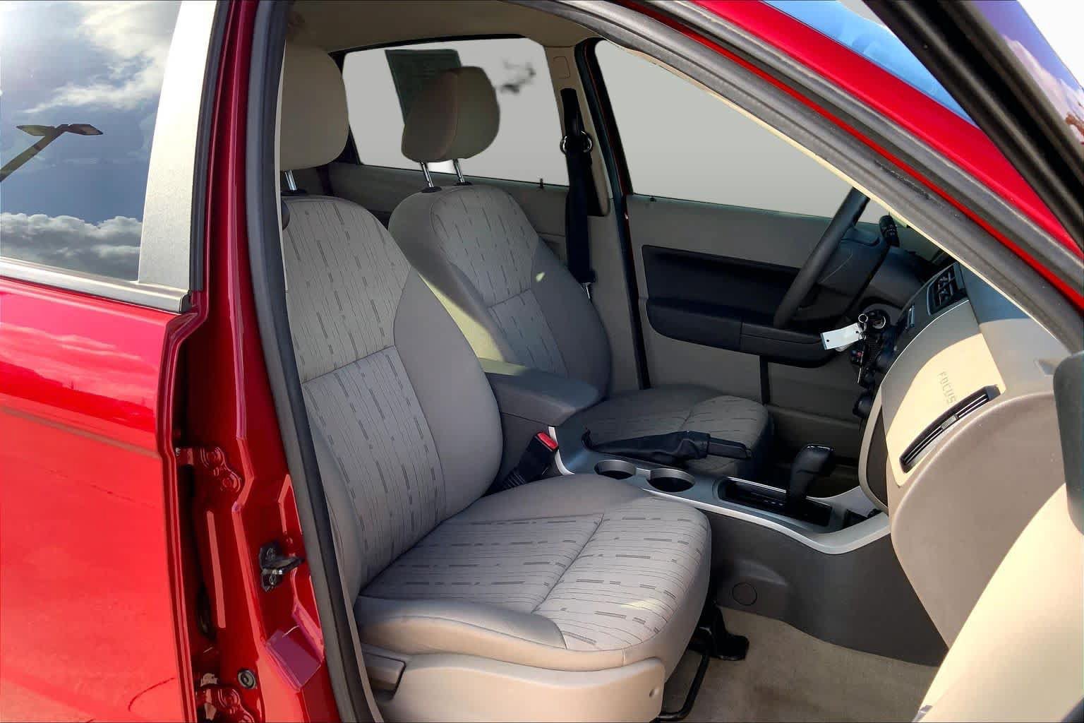 Used 2010 Ford Focus SE FWD image 8