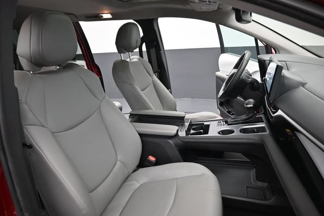 Used 2025 Toyota Sienna XLE FWD image 26