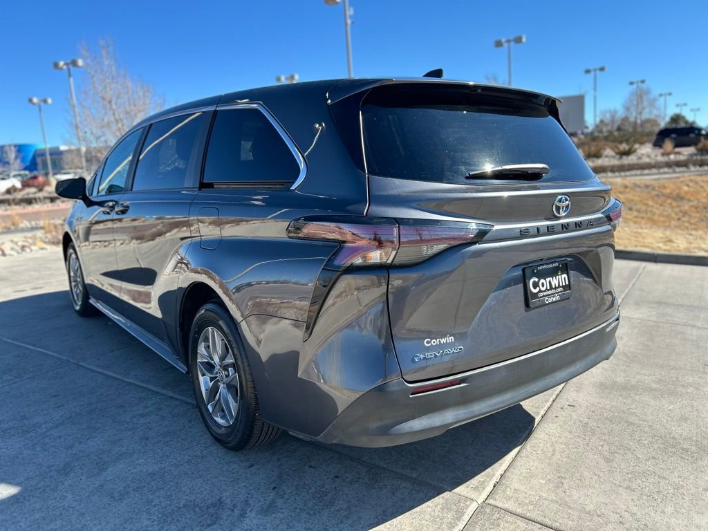 Used 2025 Toyota Sienna LE image 5