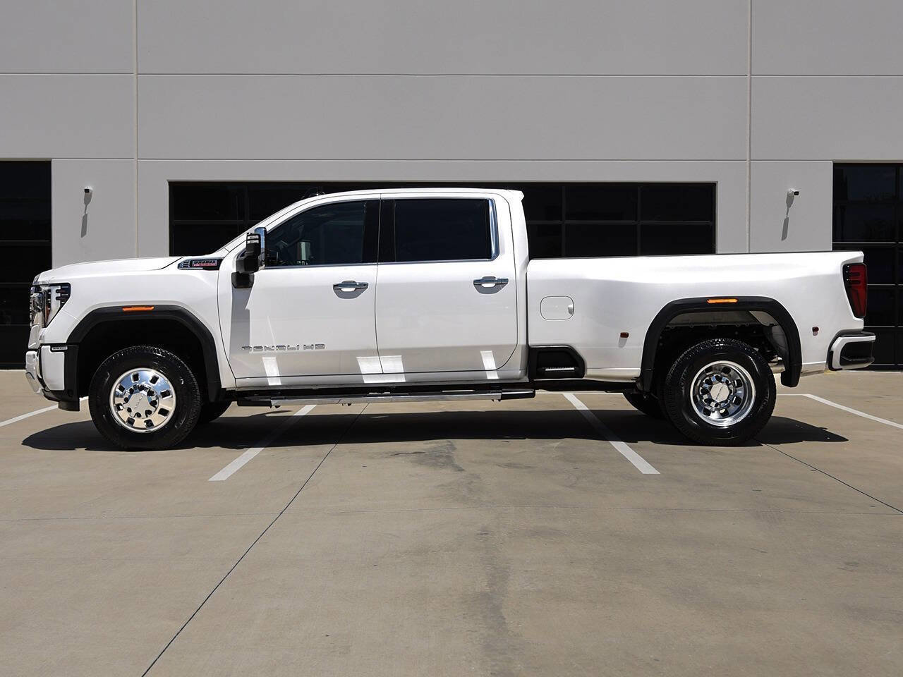 Used 2024 GMC Sierra 3500 Denali w/ Denali Reserve Package AWD/4WD image 5
