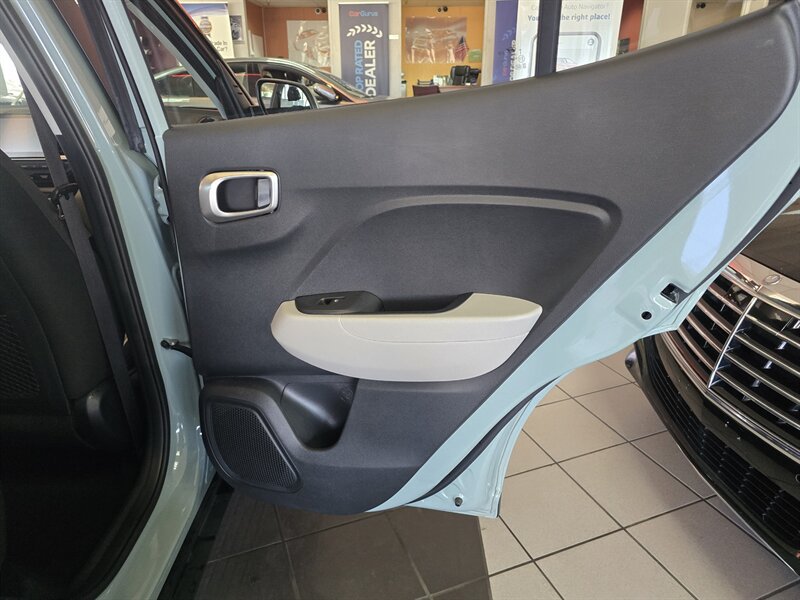 Used 2025 Hyundai Venue SEL FWD image 14