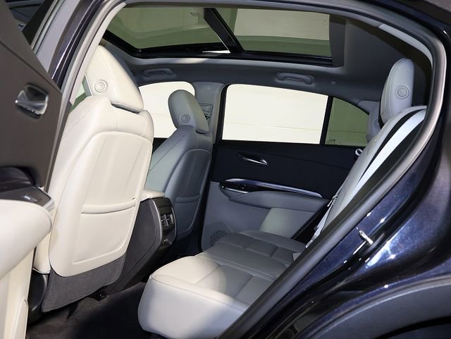 Used 2023 Cadillac XT4 Luxury w/ Cold Weather Package FWD image 14