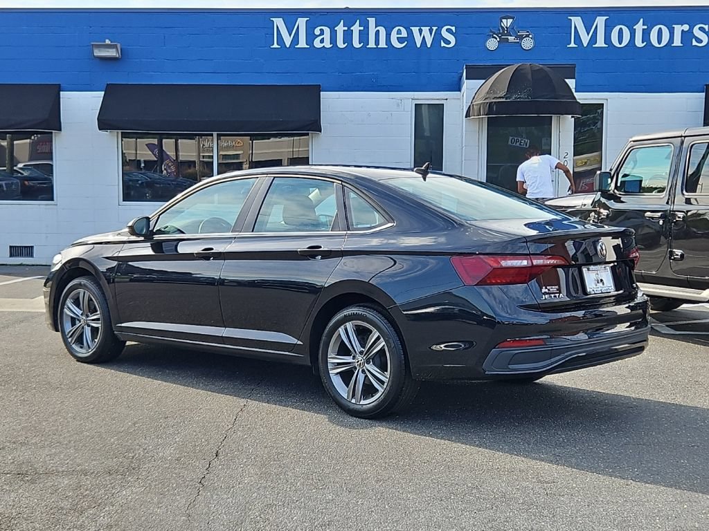 Used 2022 Volkswagen Jetta SE w/ Panoramic Sunroof Package FWD image 5