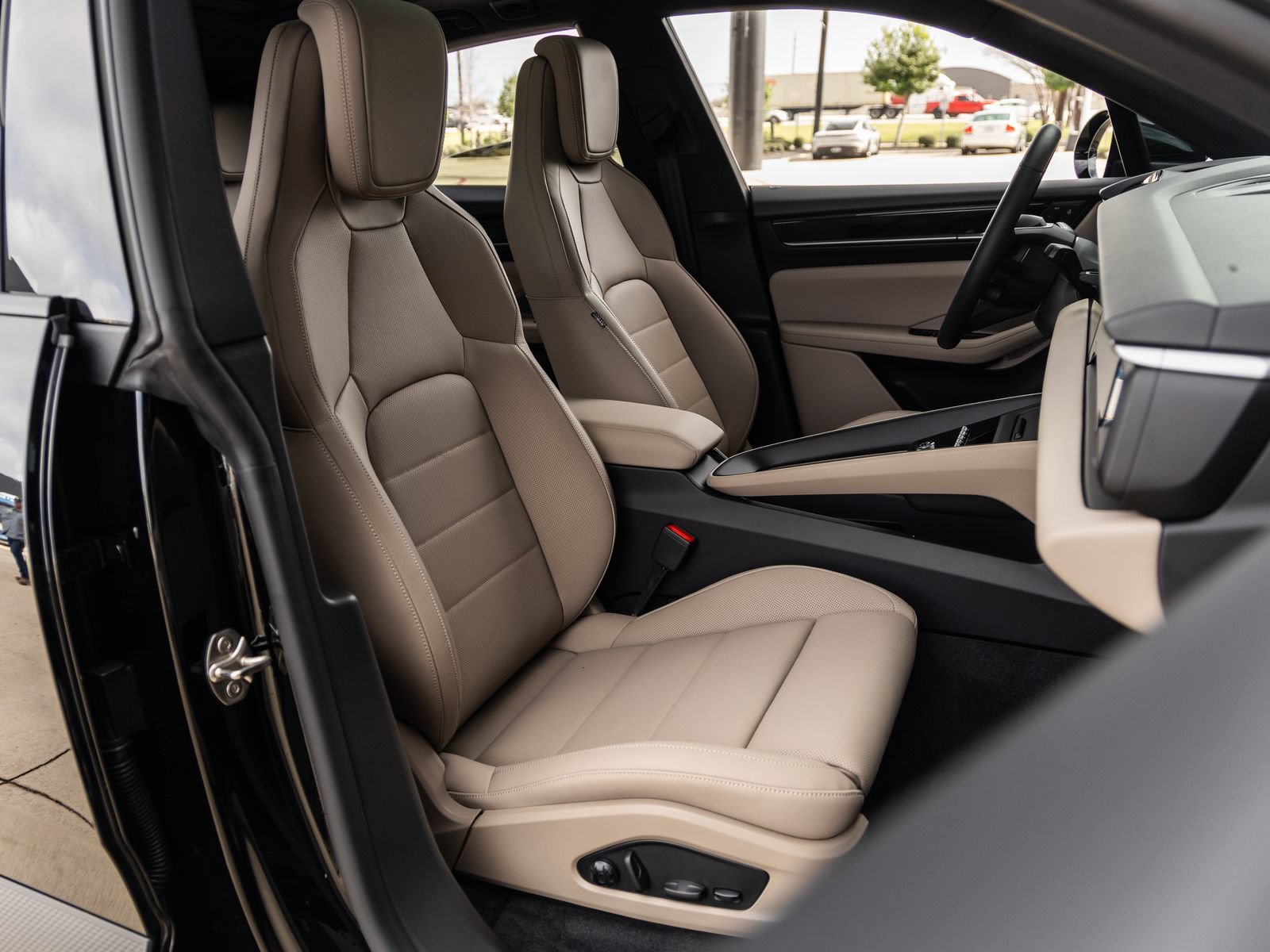 Certified 2025 Porsche Macan Electric RWD image 41