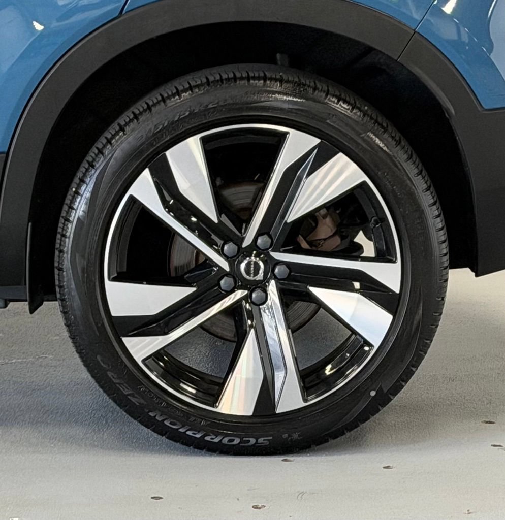 Used 2023 Volvo XC40 B5 Plus w/ Driver Assist Package AWD/4WD image 8