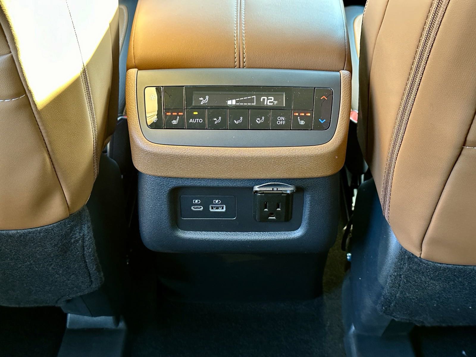 New 2025 Nissan Pathfinder Platinum w/ Black Appearance Package image 38