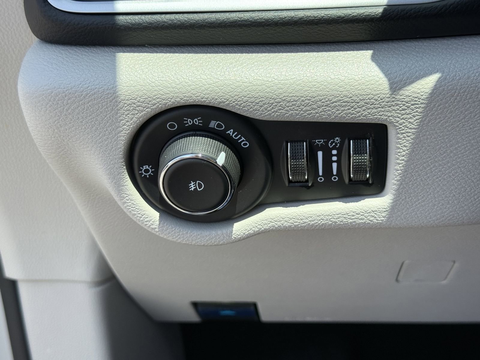 Used 2023 Chrysler Pacifica Touring-L FWD image 31