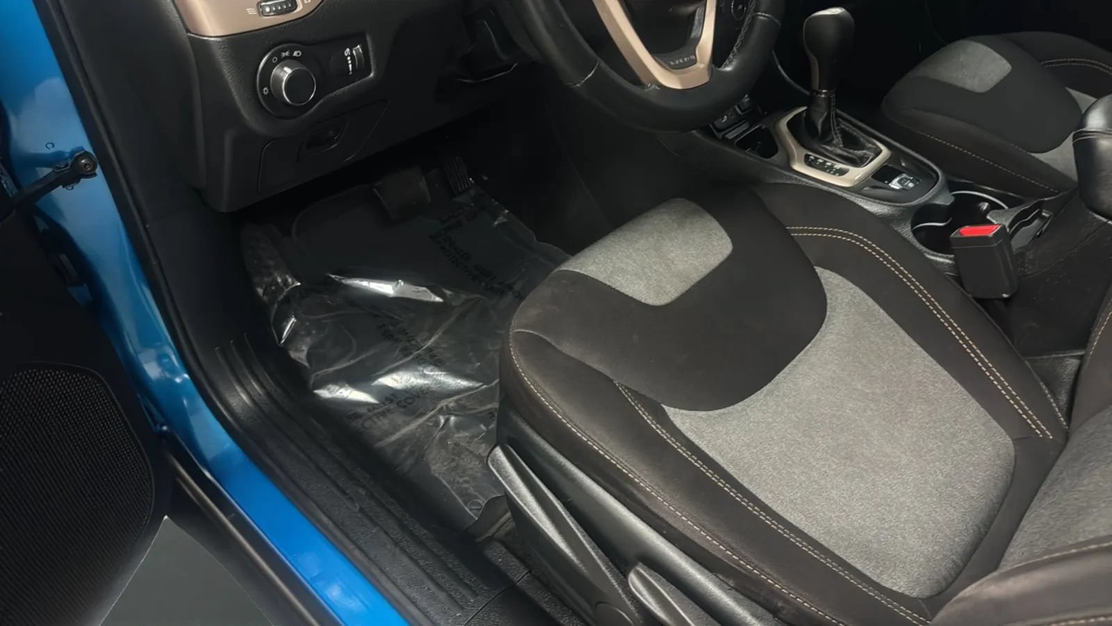 Used 2017 Jeep Cherokee Sport FWD image 24