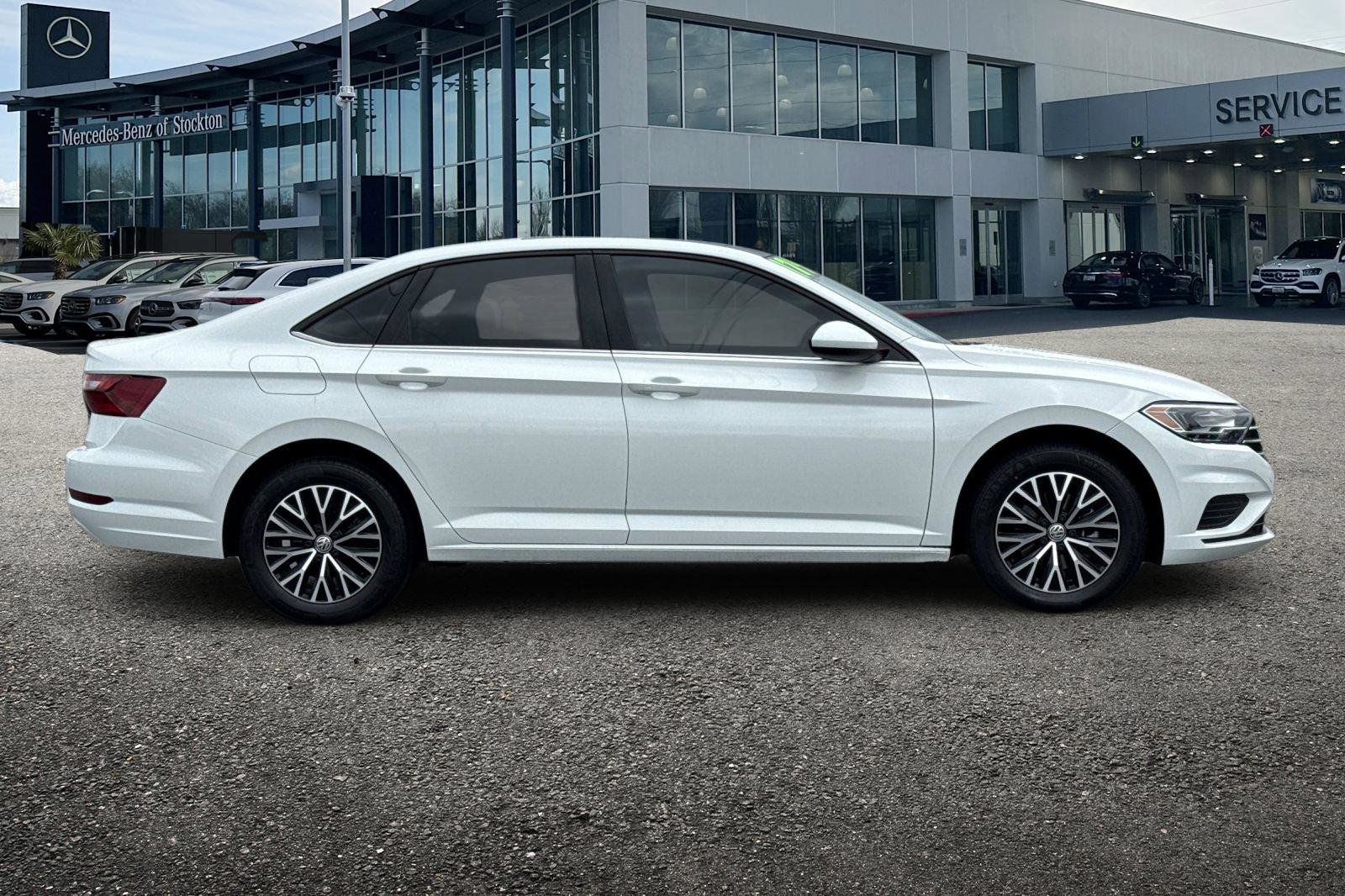 Used 2021 Volkswagen Jetta SE w/ SE Cold Weather Package image 3