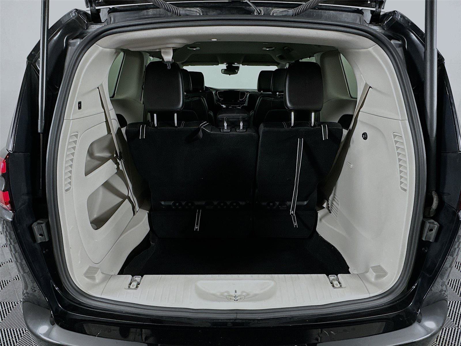 Used 2024 Chrysler Pacifica Touring-L FWD image 25