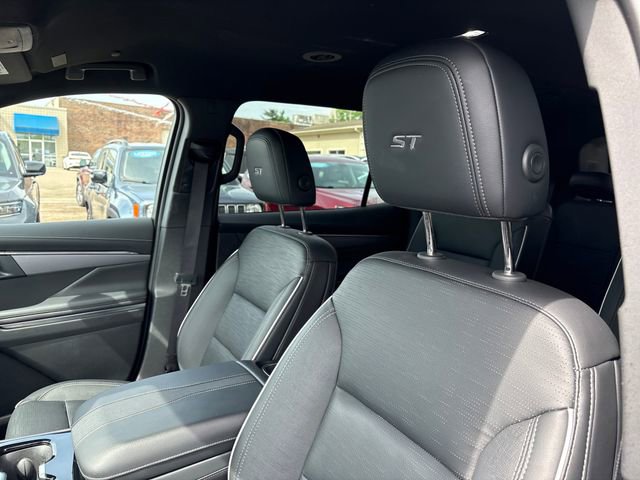 Used 2025 Buick Enclave Sport Touring AWD/4WD image 9