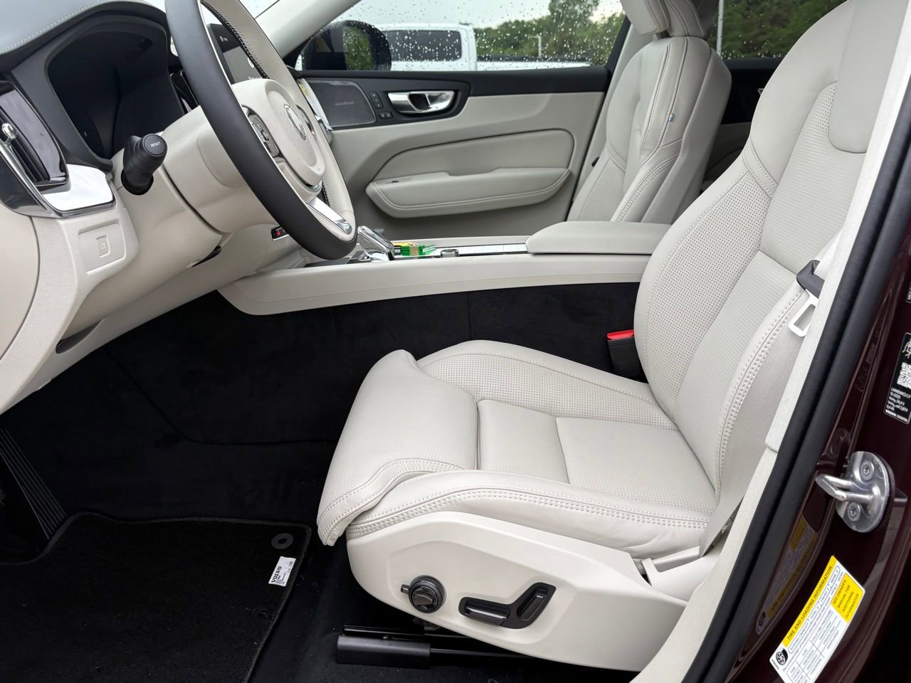 New 2026 Volvo XC60 B5 Ultra w/ Protection Package Premier AWD/4WD image 18