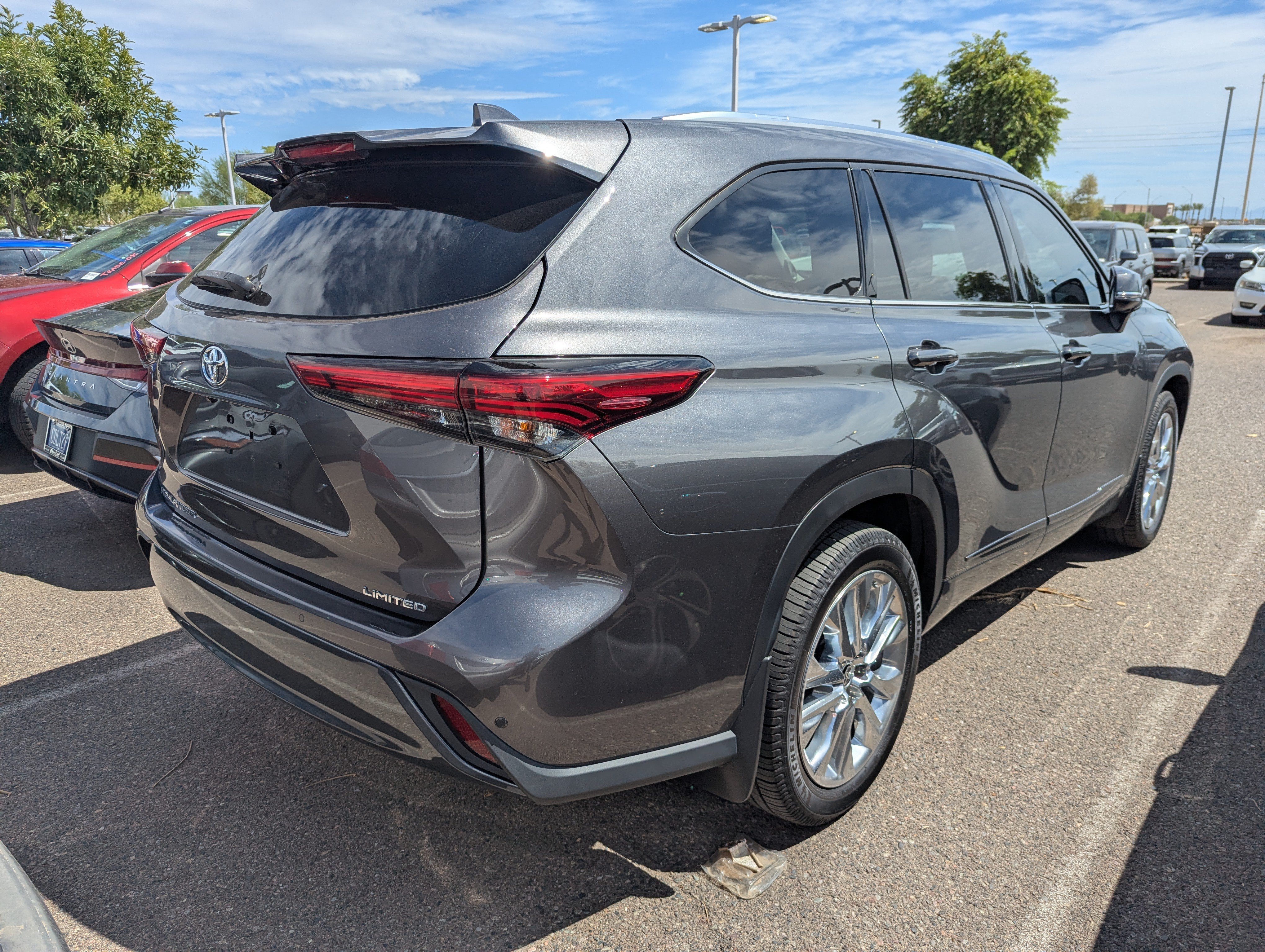 Used 2023 Toyota Highlander Limited FWD image 2