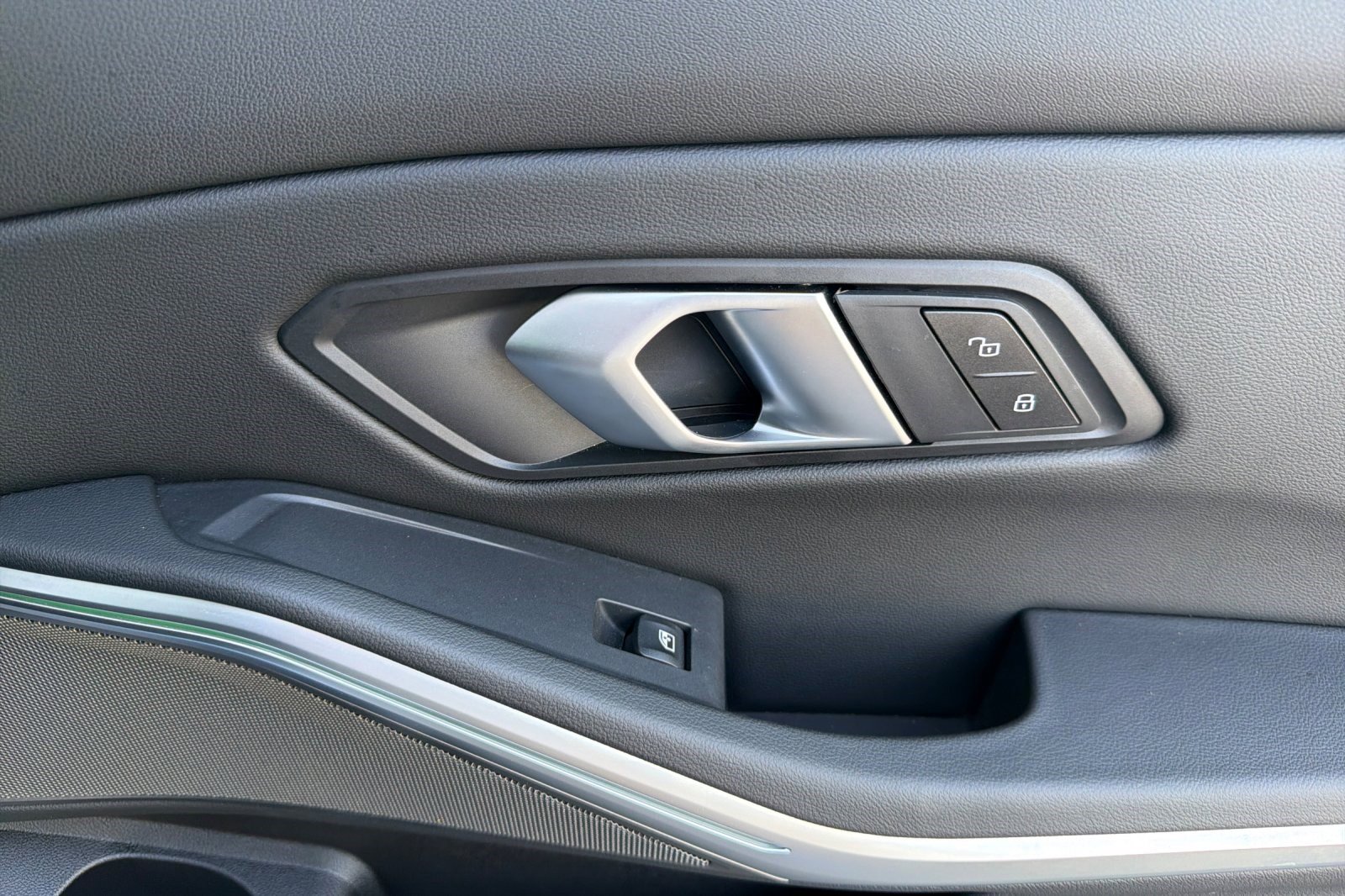 Used 2025 BMW 330i Sedan w/ Premium Package image 21