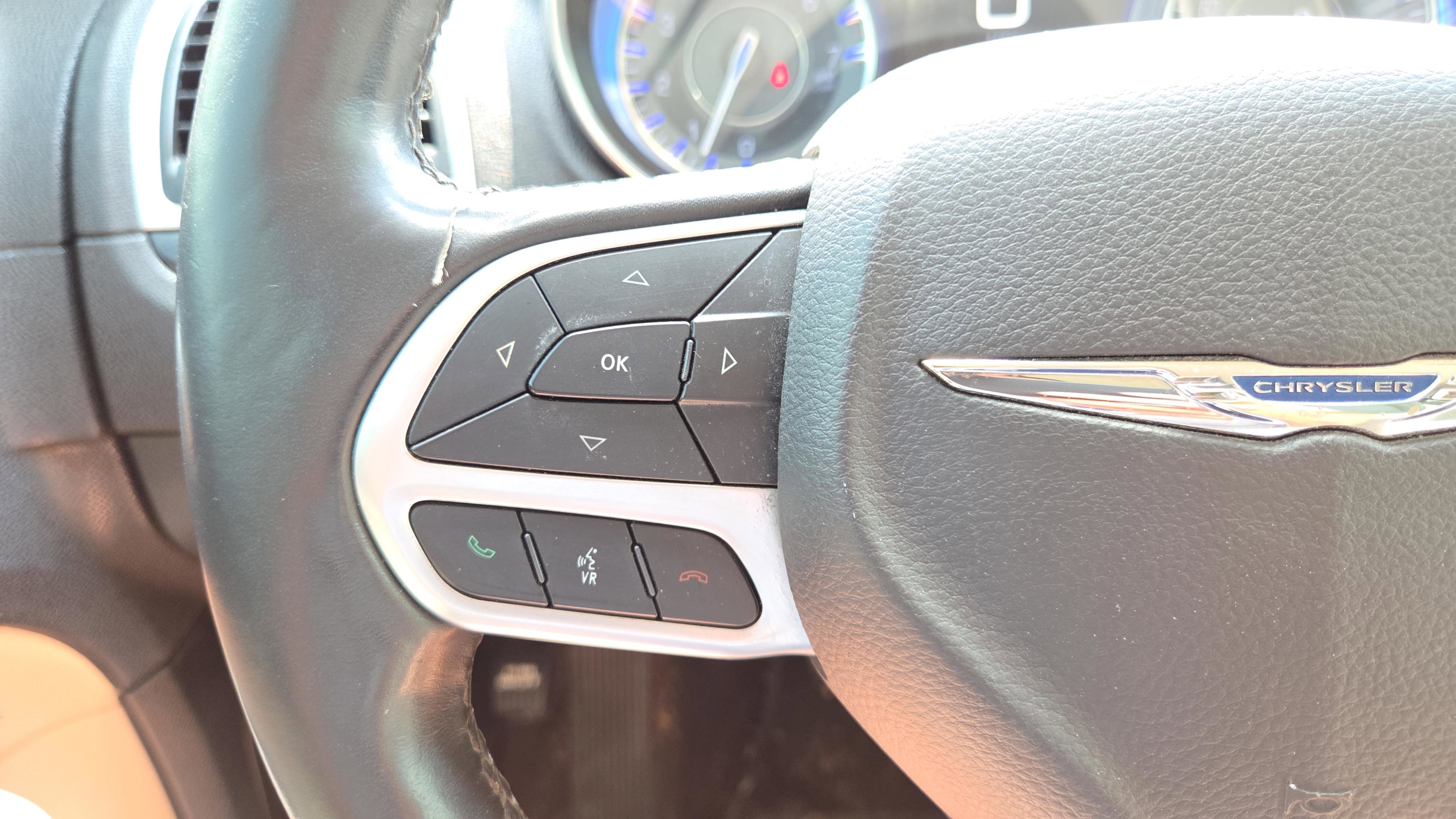 Used 2018 Chrysler 300 Limited image 28