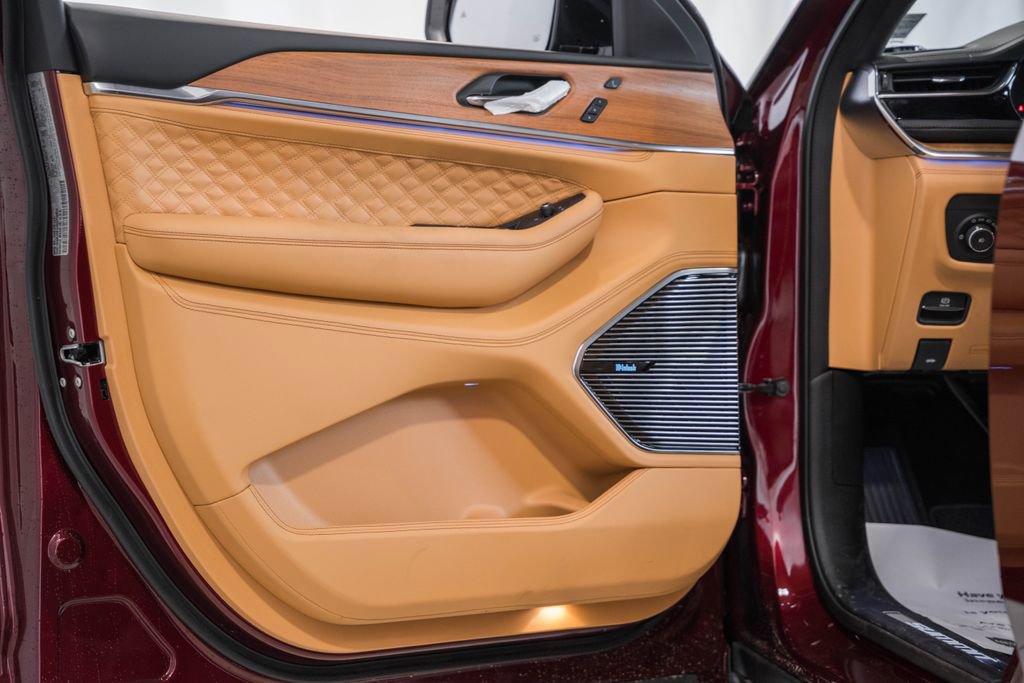 New 2025 Jeep Grand Cherokee Summit image 40