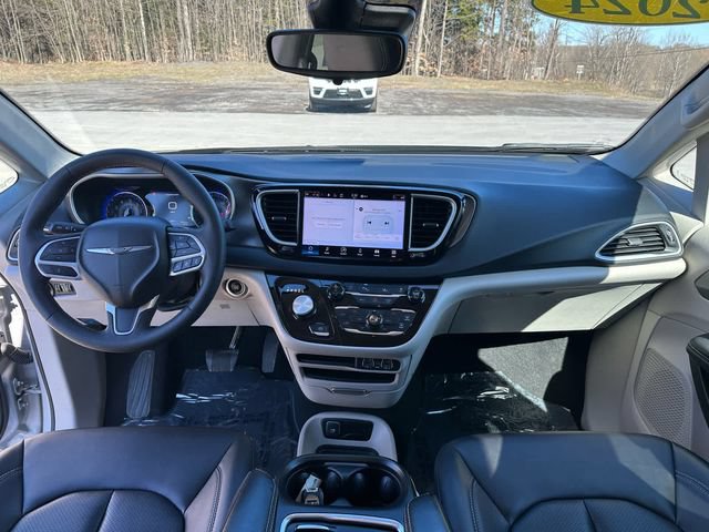 Used 2024 Chrysler Pacifica Touring-L FWD image 12