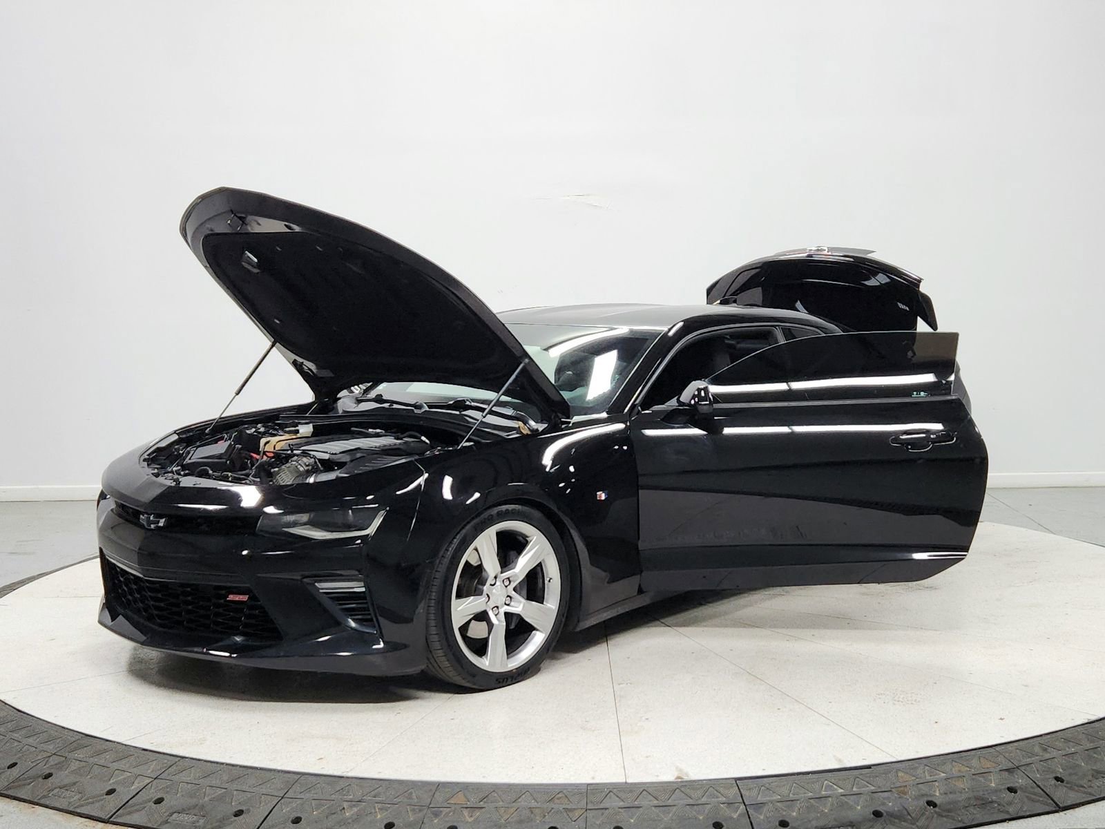 Used 2018 Chevrolet Camaro SS image 11