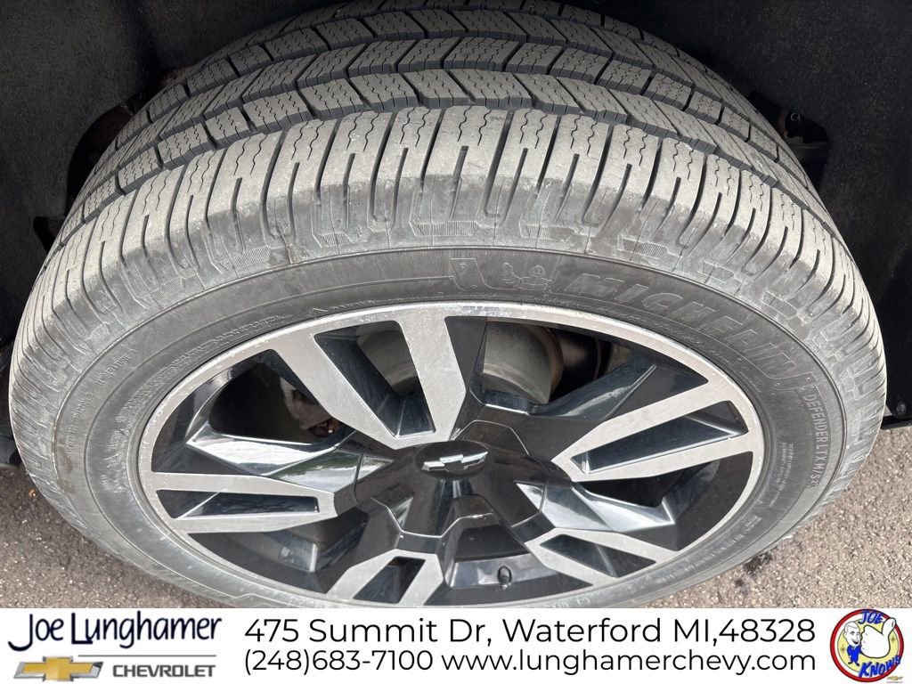 Used 2018 Chevrolet Suburban LT AWD/4WD image 4