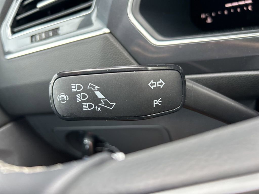 Used 2023 Volkswagen Tiguan SE image 28