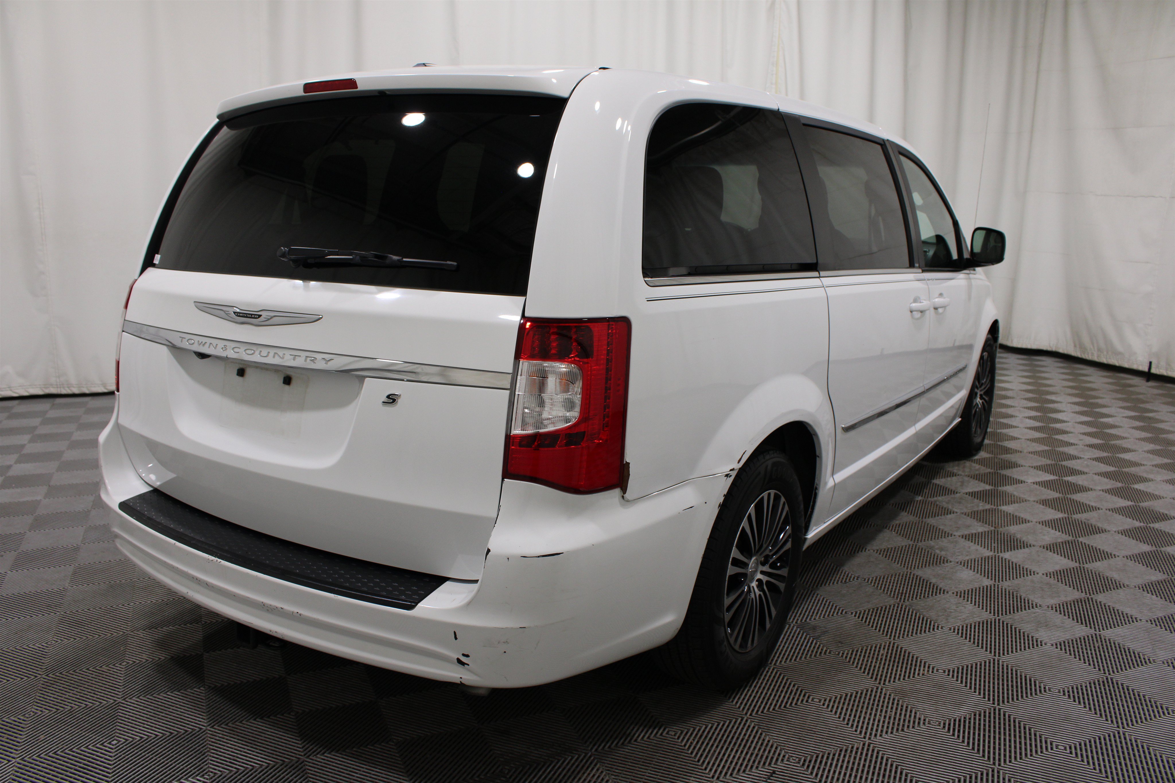 Used 2014 Chrysler Town & Country S FWD image 28
