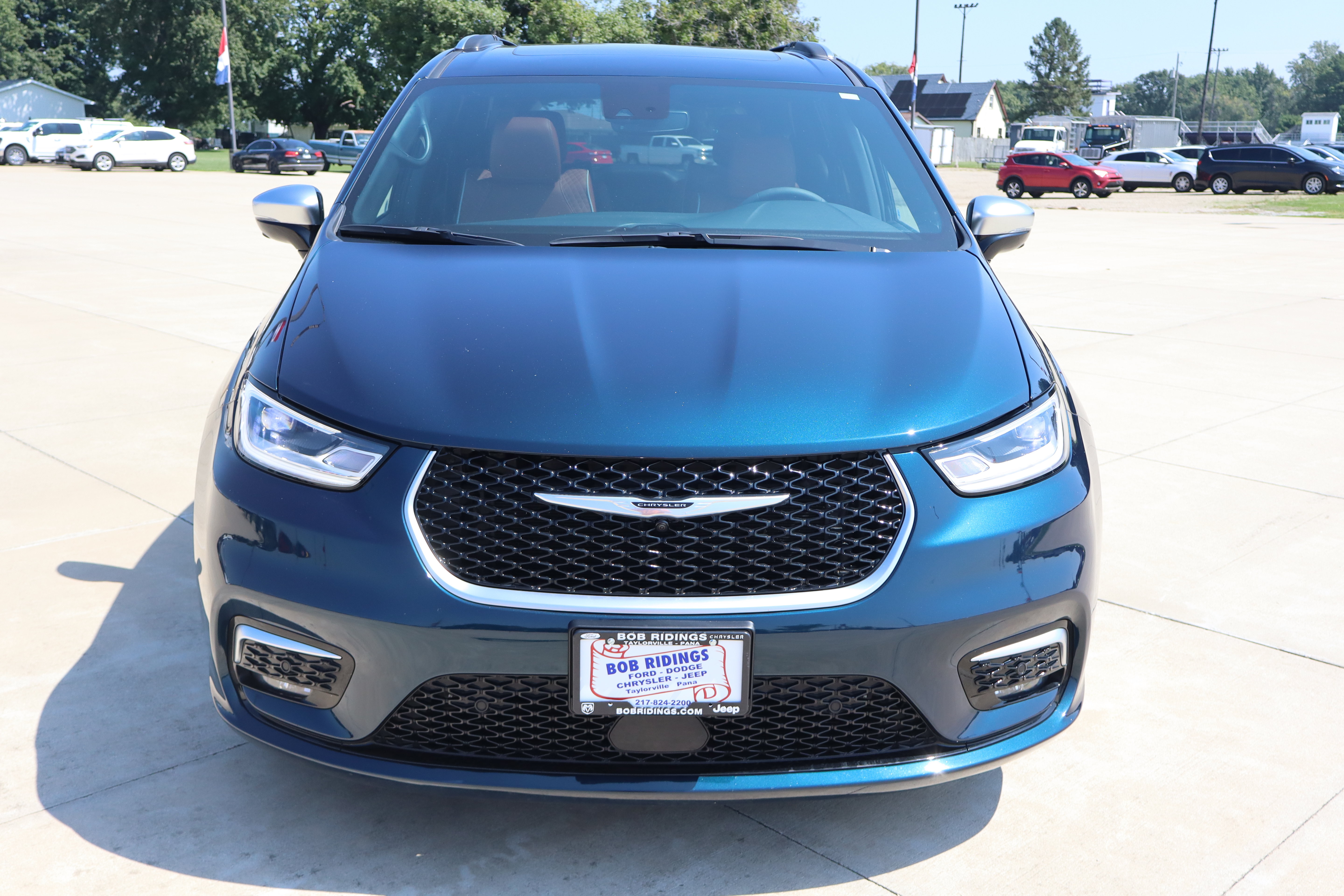 Used 2025 Chrysler Pacifica Pinnacle FWD image 2