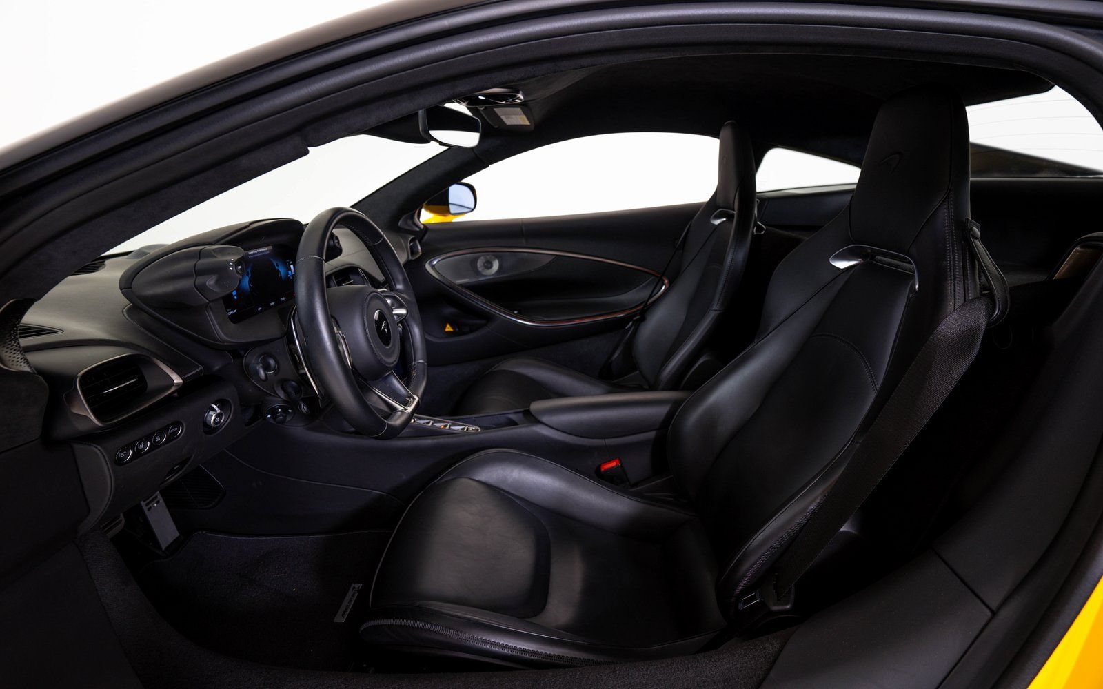 Used 2023 McLaren Artura RWD image 17