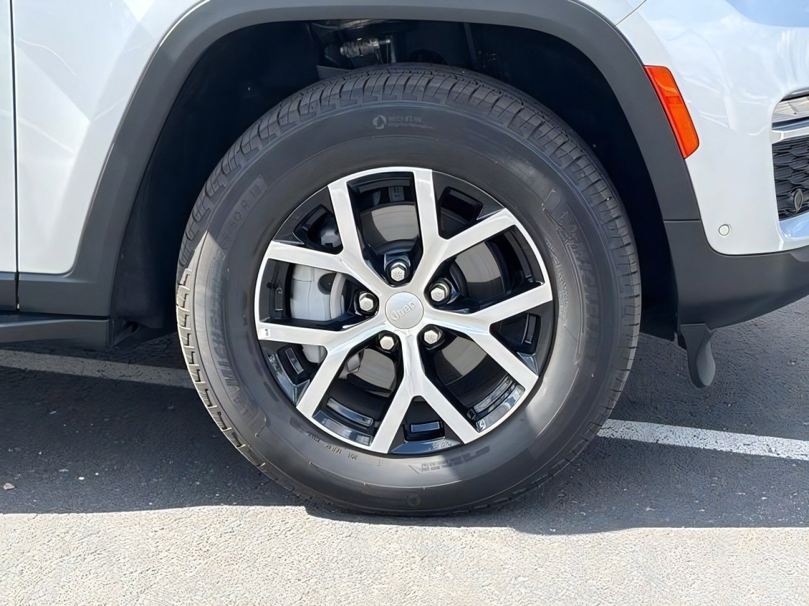 Used 2025 Jeep Grand Cherokee Limited w/ Luxury Tech Group II RWD image 9