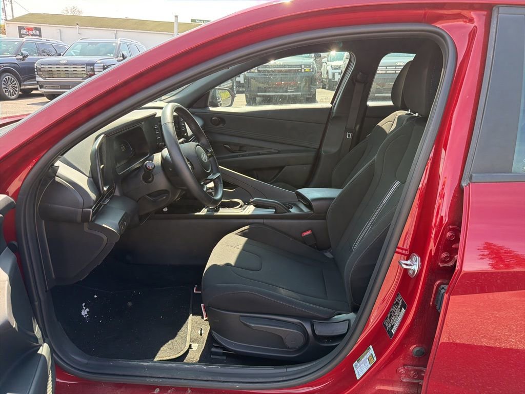 Certified 2025 Hyundai Elantra Sport image 13