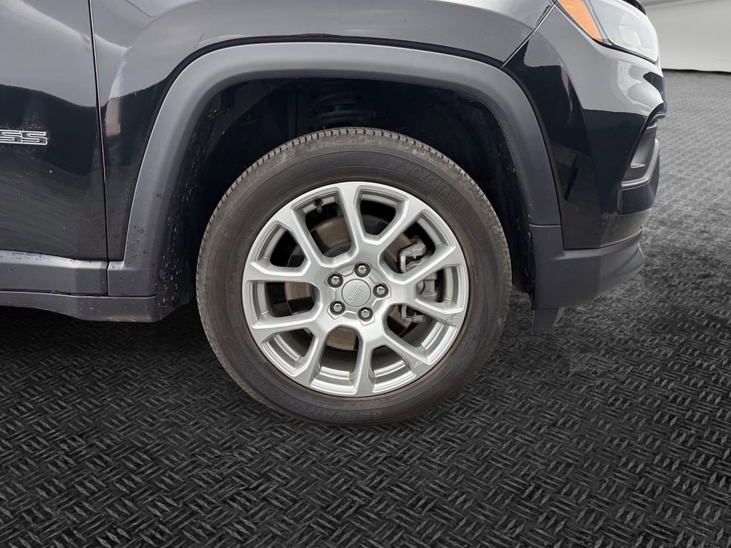 Used 2024 Jeep Compass Latitude image 11