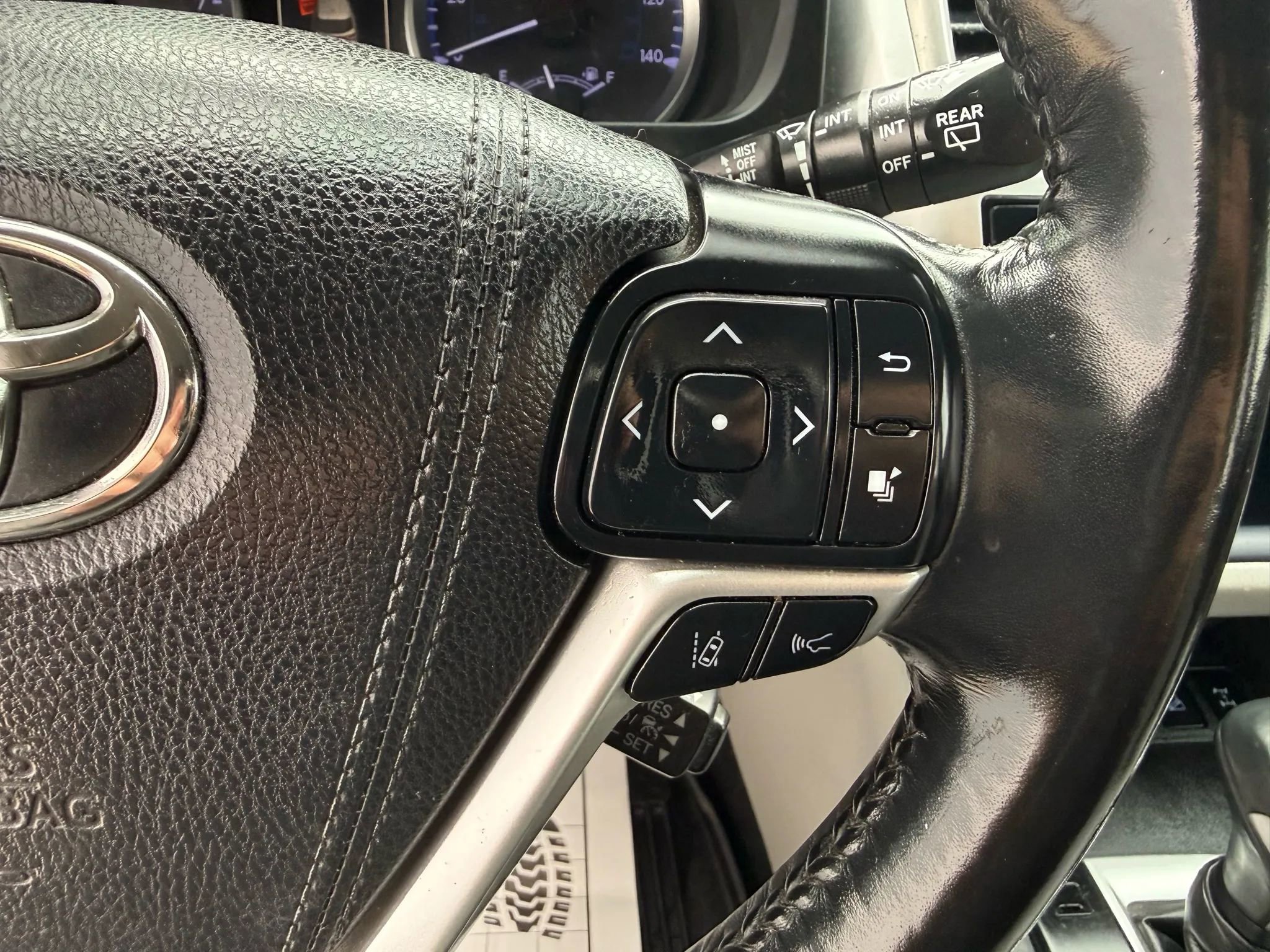 Used 2018 Toyota Highlander Plus AWD/4WD image 13