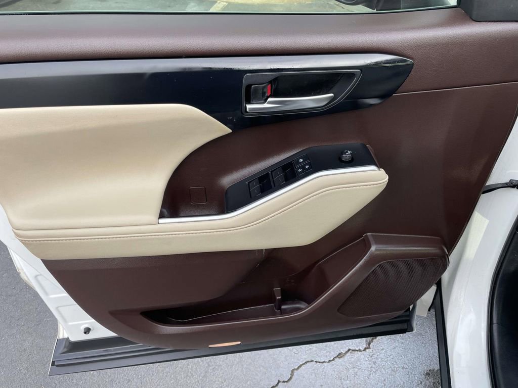 Used 2021 Toyota Highlander XLE image 27