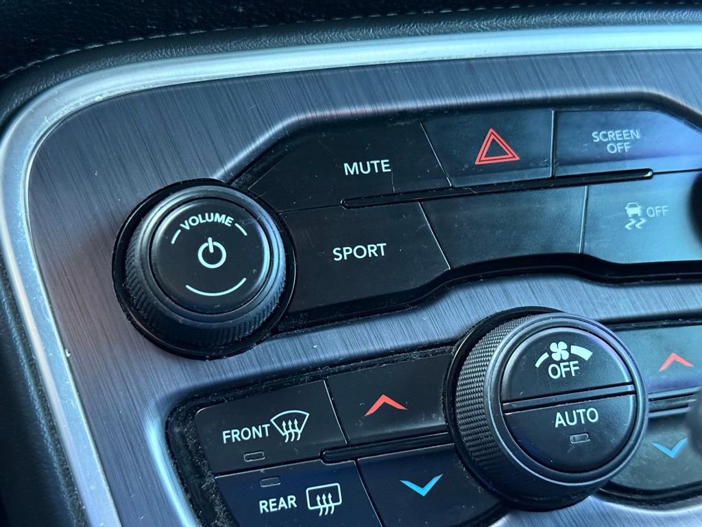 Used 2018 Dodge Challenger SXT image 5