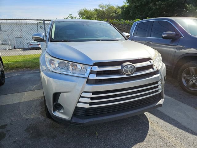 Used 2017 Toyota Highlander LE FWD image 4