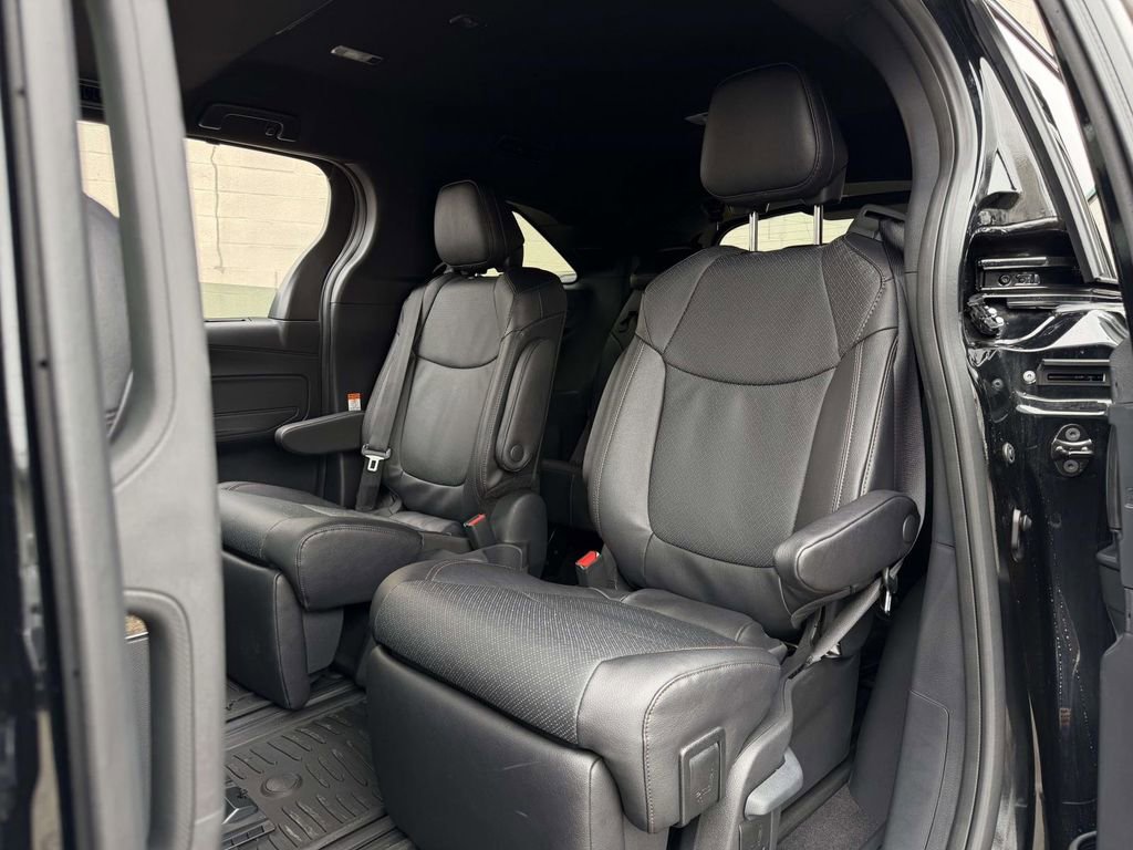 Used 2025 Toyota Sienna Platinum image 23
