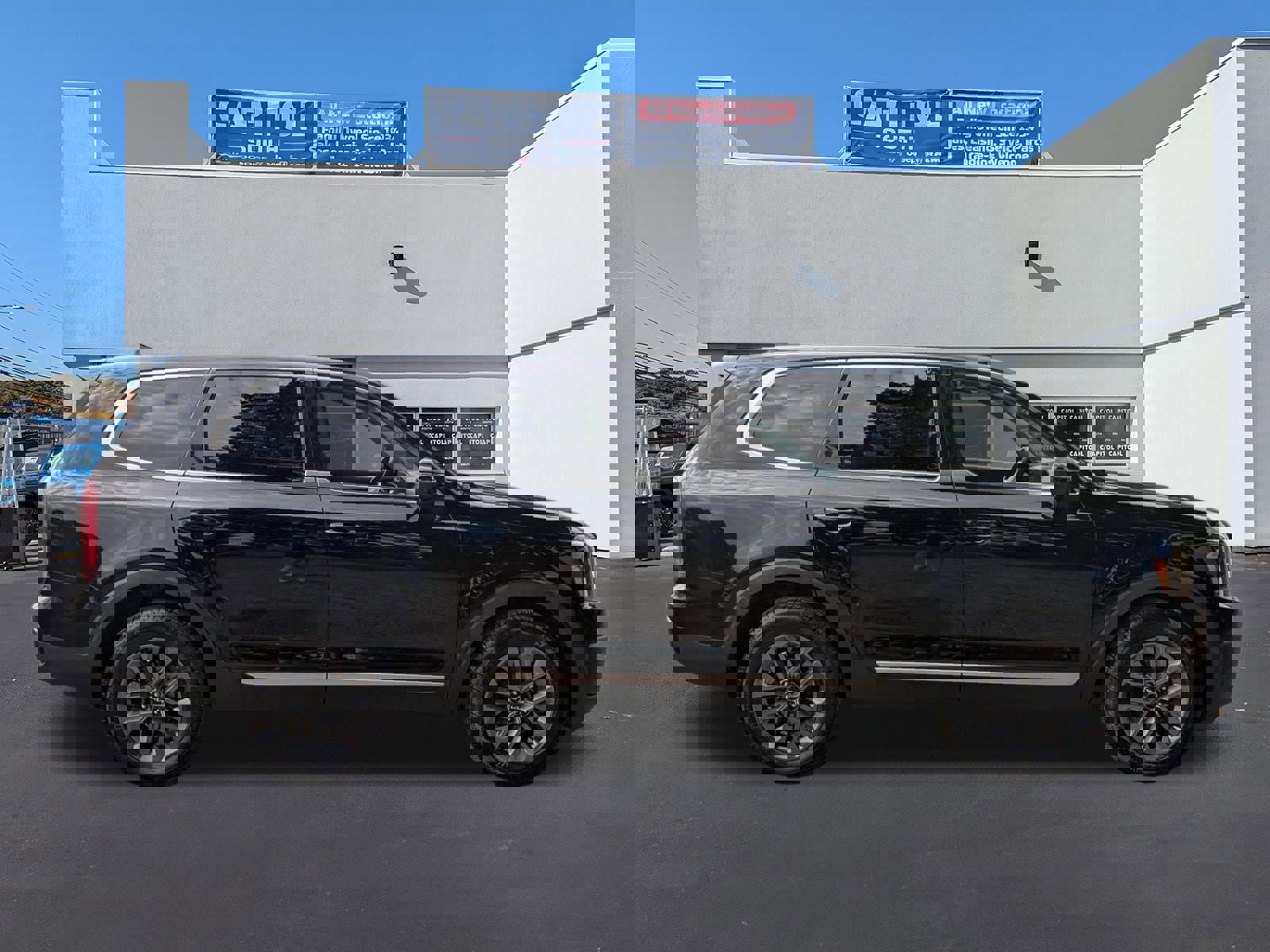 Used 2023 Kia Telluride LX image 2