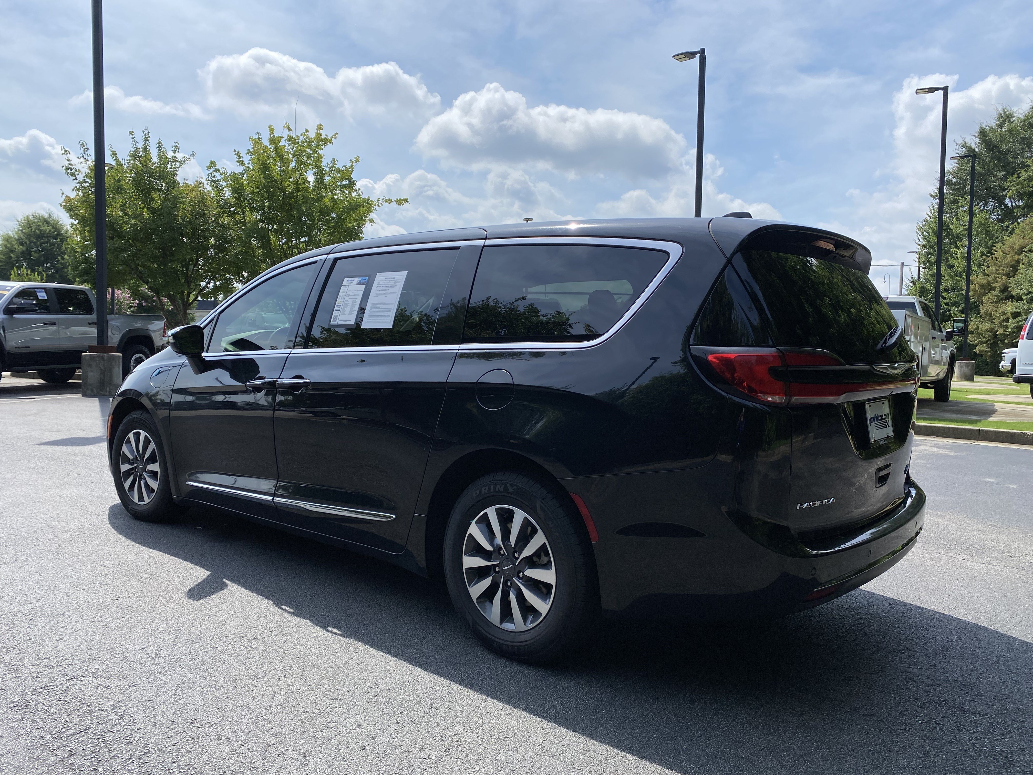 Used 2023 Chrysler Pacifica Limited FWD image 7