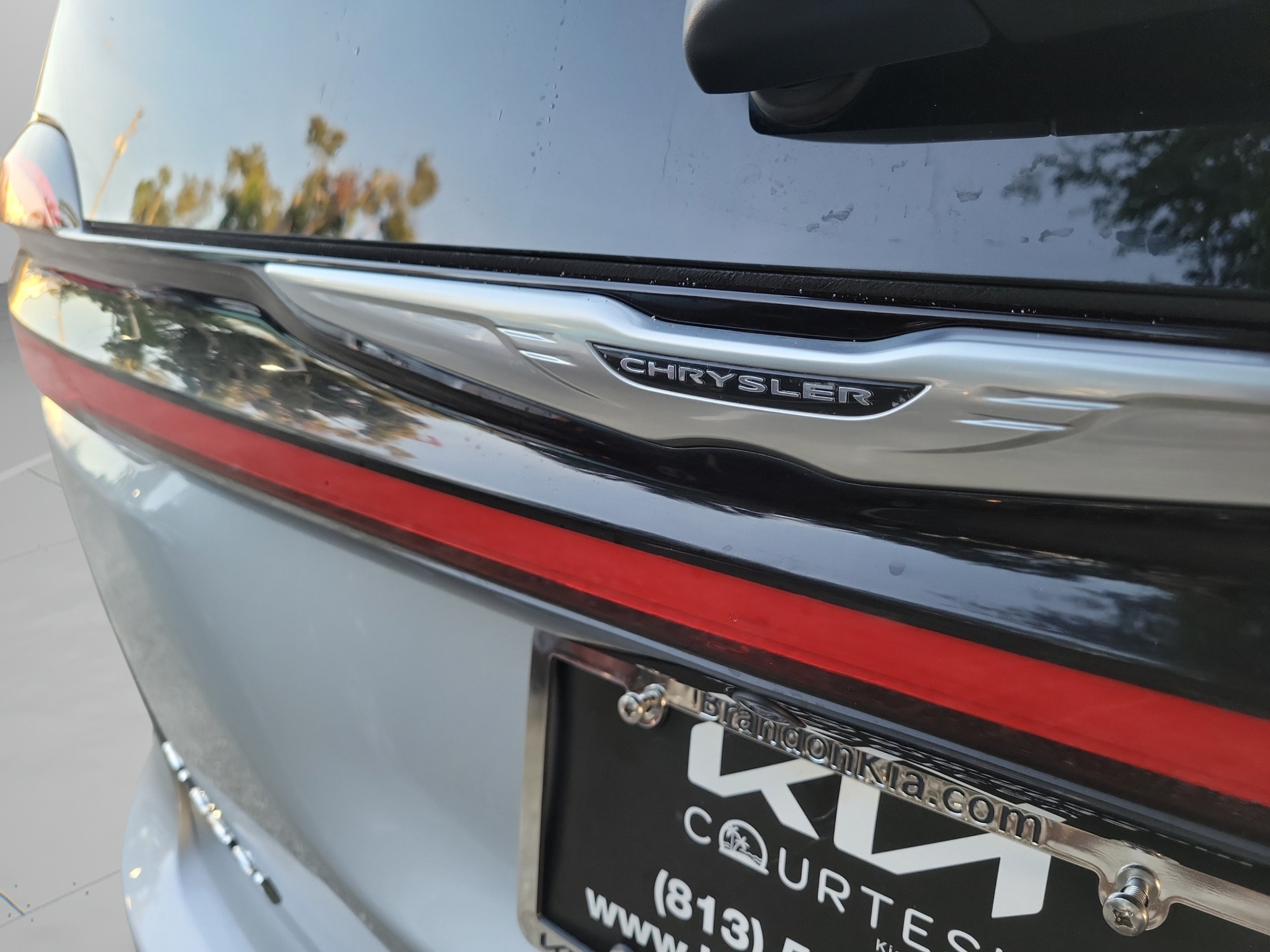 Used 2024 Chrysler Pacifica Touring-L FWD image 7