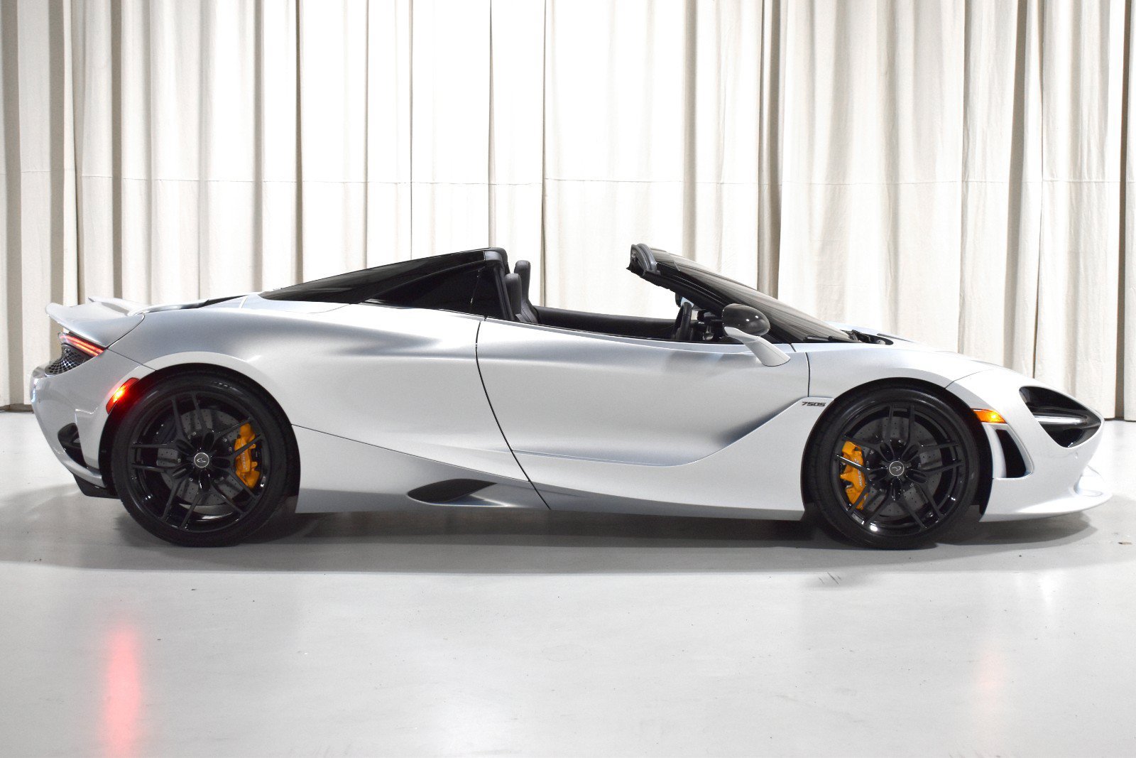 Used 2025 McLaren 750S Spider RWD image 4