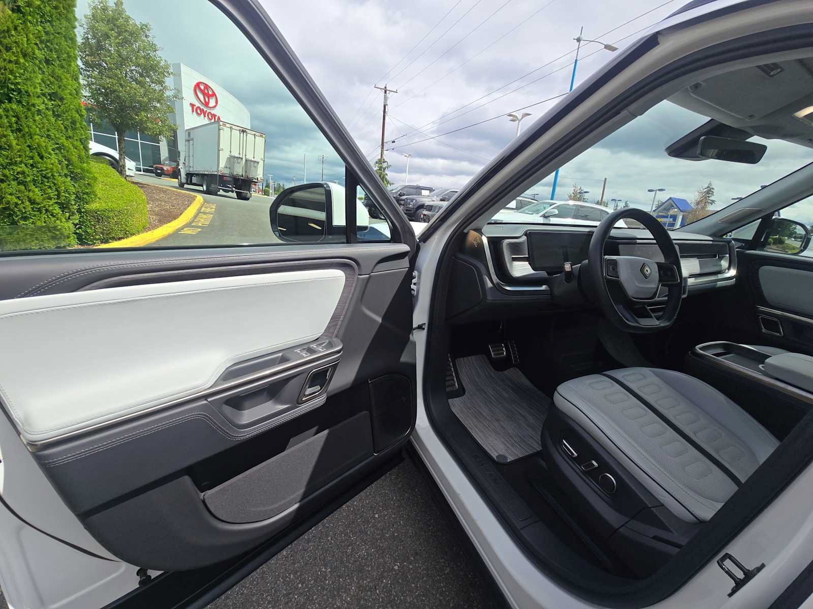 Used 2024 Rivian R1S Adventure AWD/4WD image 20