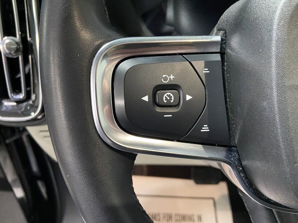 Used 2023 Volvo XC40 B5 Plus image 16
