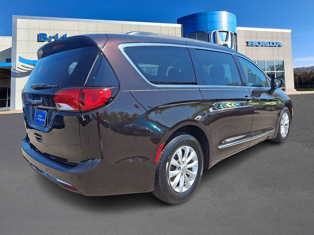 Used 2017 Chrysler Pacifica Touring-L FWD image 6