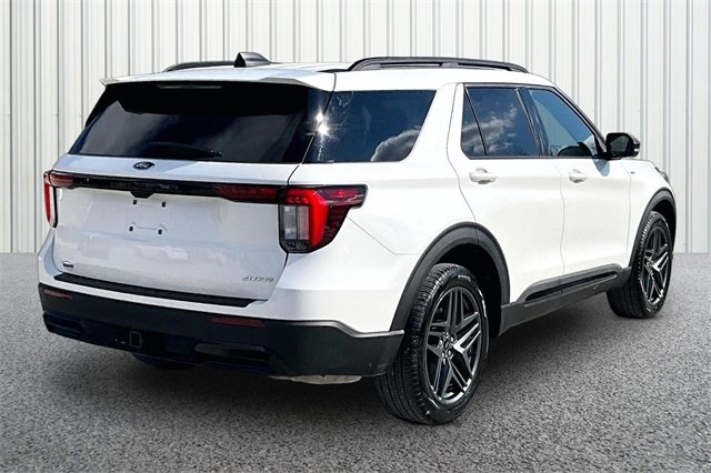 Used 2025 Ford Explorer ST-Line w/ ST-Line Street Pack image 12