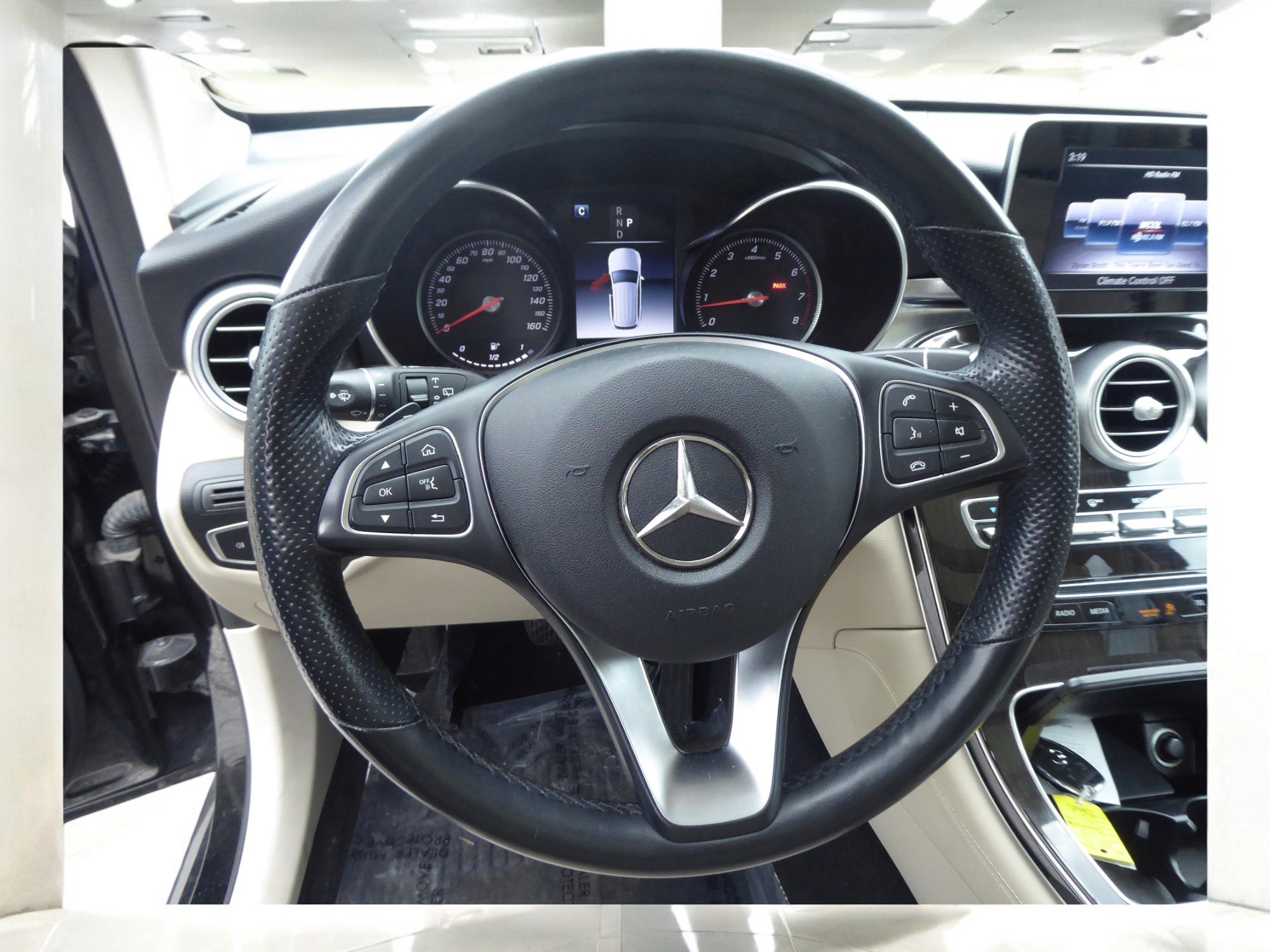 Used 2019 Mercedes-Benz GLC 300 4MATIC w/ Premium Package image 10