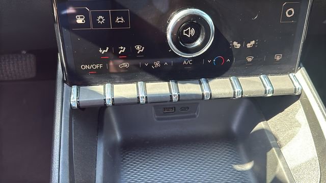 Used 2025 GMC Terrain Elevation image 21