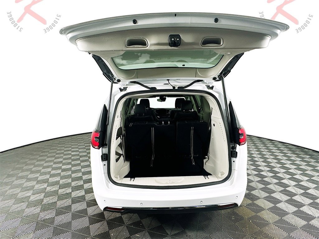 Used 2024 Chrysler Pacifica Touring-L image 28