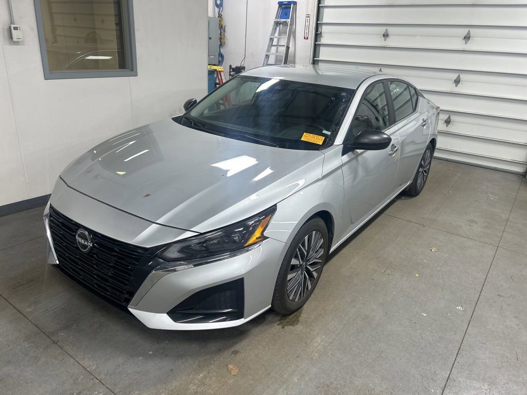 Used 2024 Nissan Altima 2.5 SV image 1